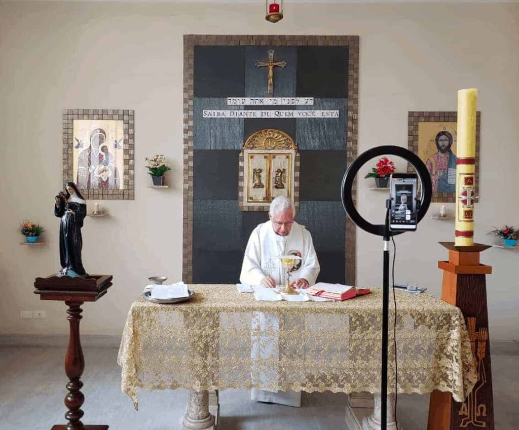 Em tempos de pandemia, a Igreja continua a celebrar a Santa Missa - Jornal O São Paulo