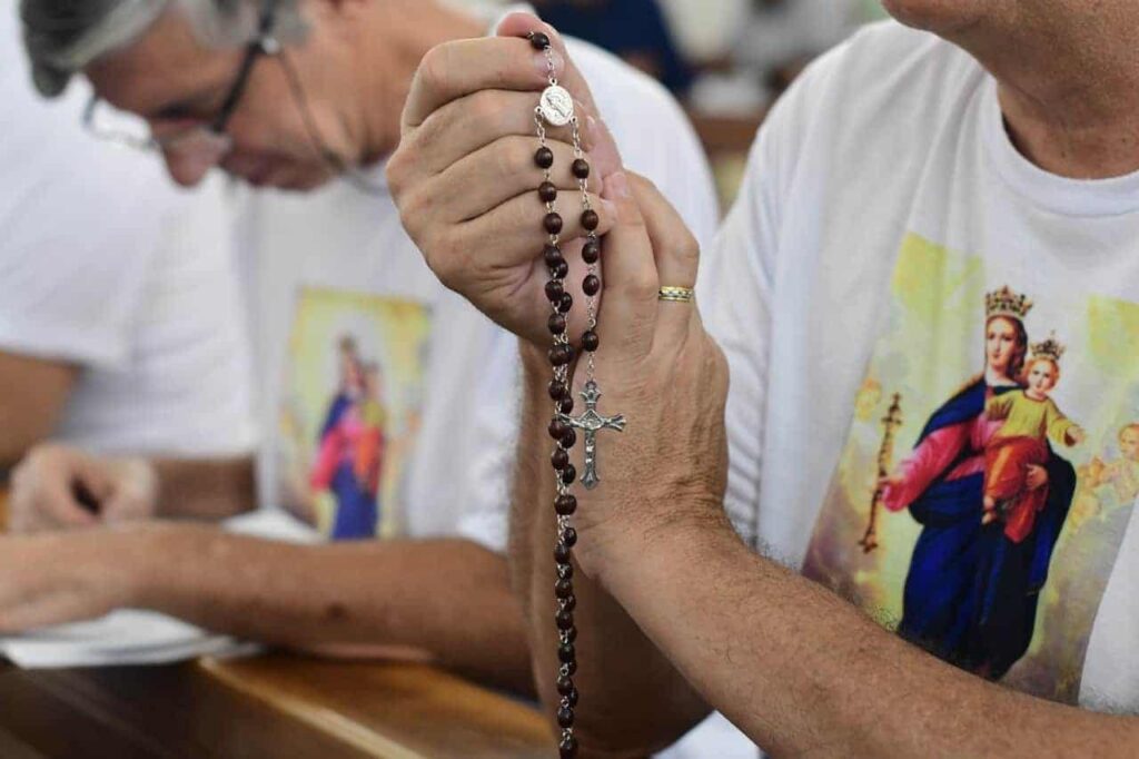 Rosário: Uma coroa de rosas oferecida a Nossa Senhora - Jornal O São Paulo