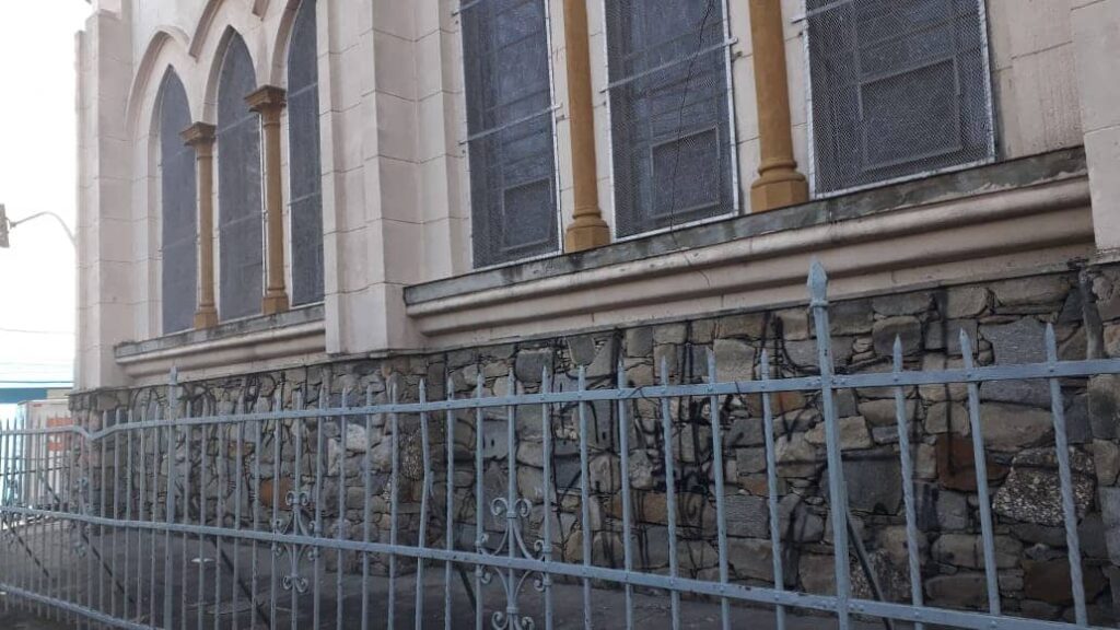 Paróquia Nossa Senhora do Monte Serrate é pichada durante manifestação - Jornal O São Paulo