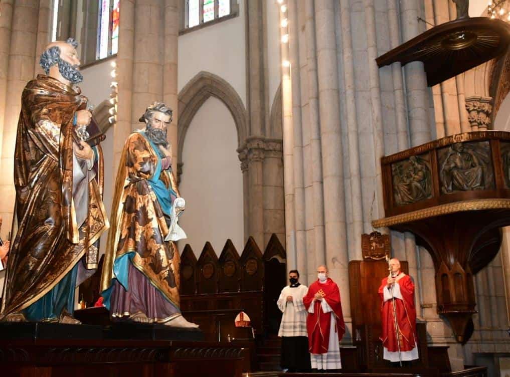 Colunas da Igreja, São Pedro e São Paulo testemunham firmemente a fé