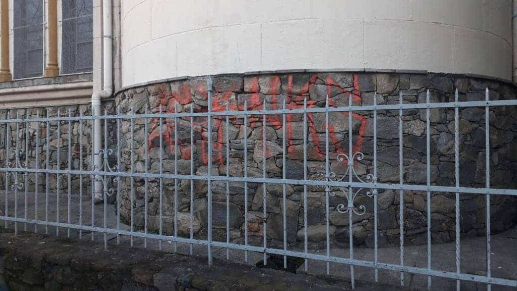 Paróquia Nossa Senhora do Monte Serrate é pichada durante manifestação - Jornal O São Paulo