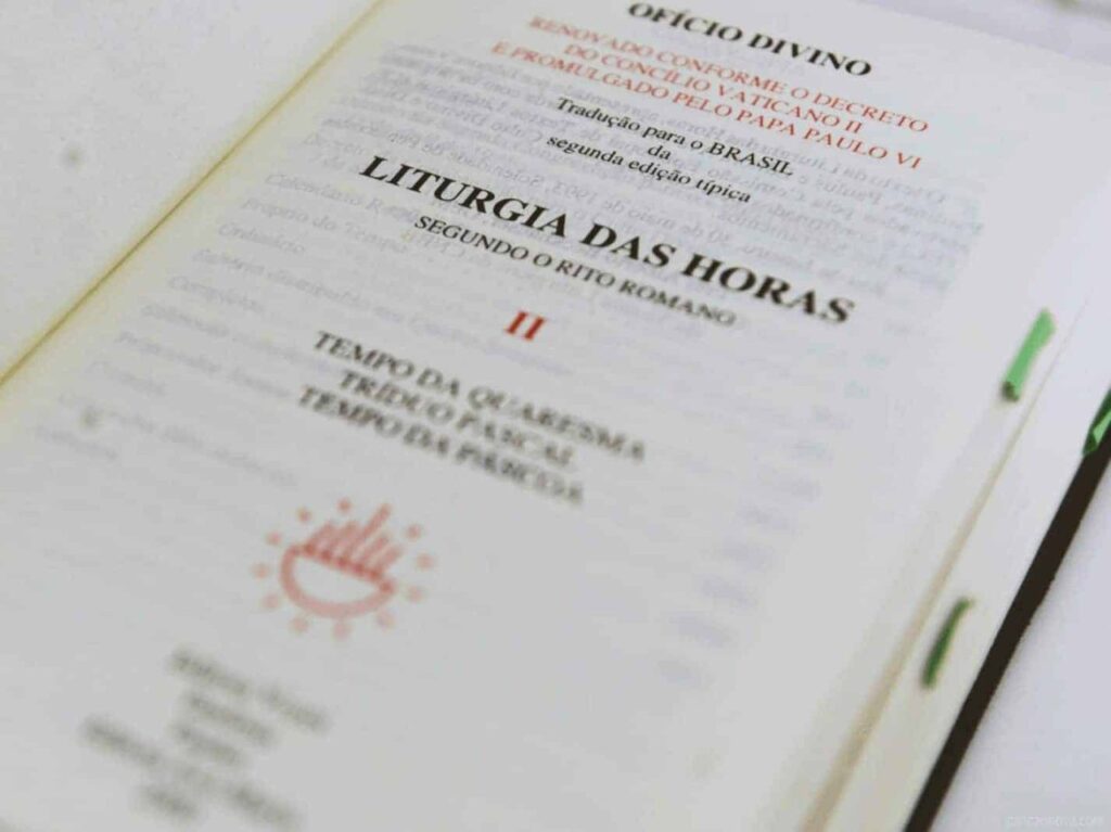 Por meio da Liturgia das Horas, cristãos santificam o dia em comunhão com toda a Igreja - Jornal O São Paulo