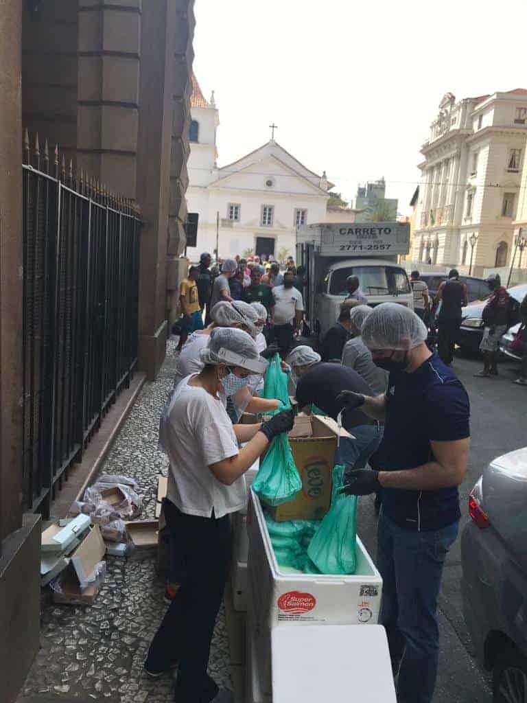 Da cozinha da Paróquia Santa Rita de Cássia, centenas de marmitas são produzidas à população de rua - Jornal O São Paulo