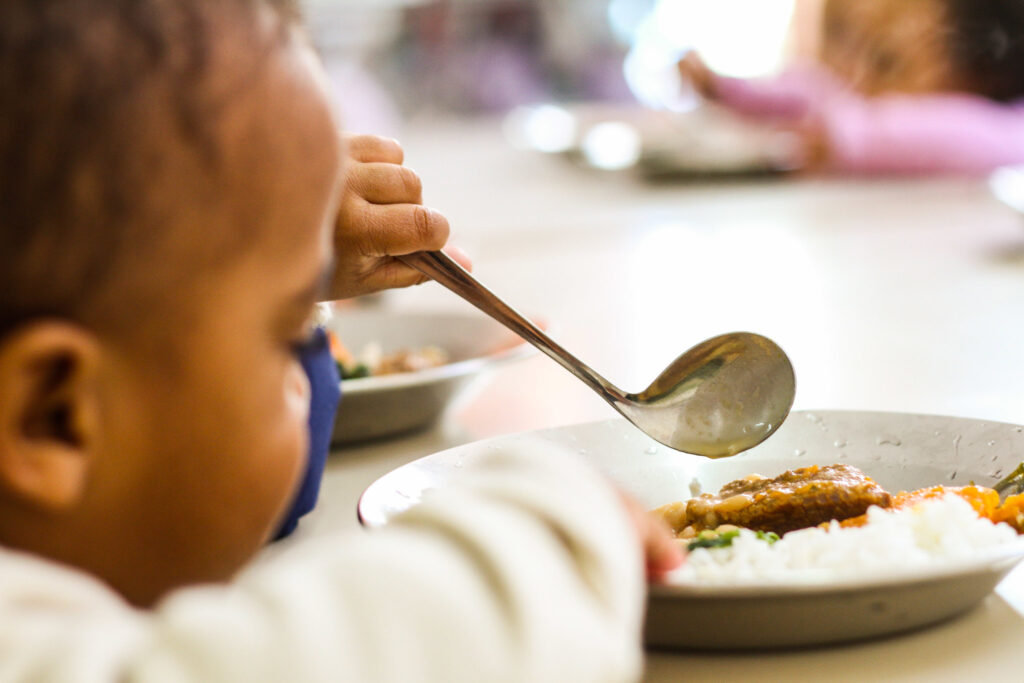 Extremos da má nutrição comprometem a saúde das crianças brasileiras - Jornal O São Paulo