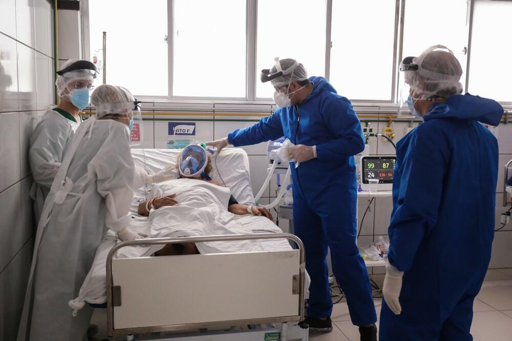 COVID-19: Pela 1ª vez em 5 meses, Brasil tem tendência efetiva de queda na média móvel de mortes - Jornal O São Paulo