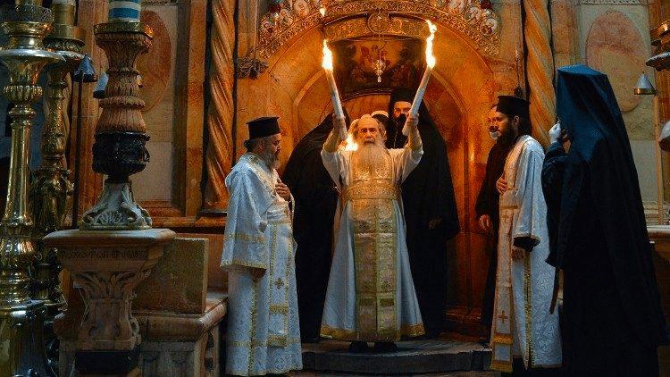 Cristãos ortodoxos celebram a Páscoa com rito do fogo sagrado no Santo Sepulcro - Jornal O São Paulo