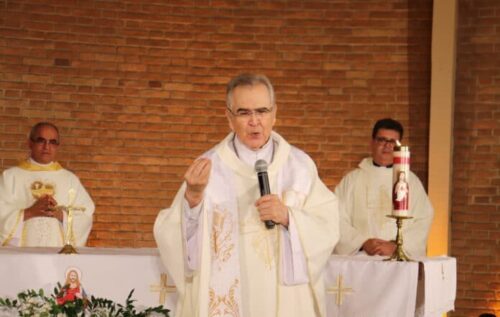 padre zezinho veste branca e