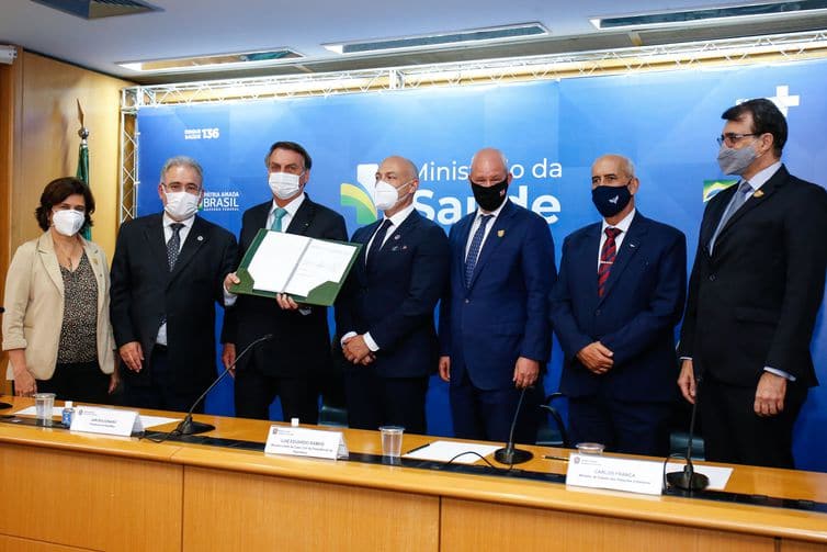 Governo federal formaliza contrato com Fiocruz para vacina de Oxford - Jornal O São Paulo