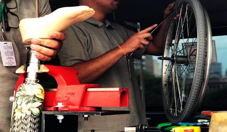 Paraoficina Móvel oferece reparos em cadeiras de rodas, órteses e próteses de forma gratuita - Jornal O São Paulo