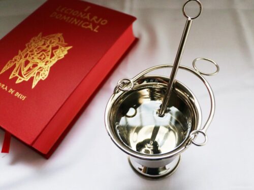 formacao por que devemos usar a agua benta