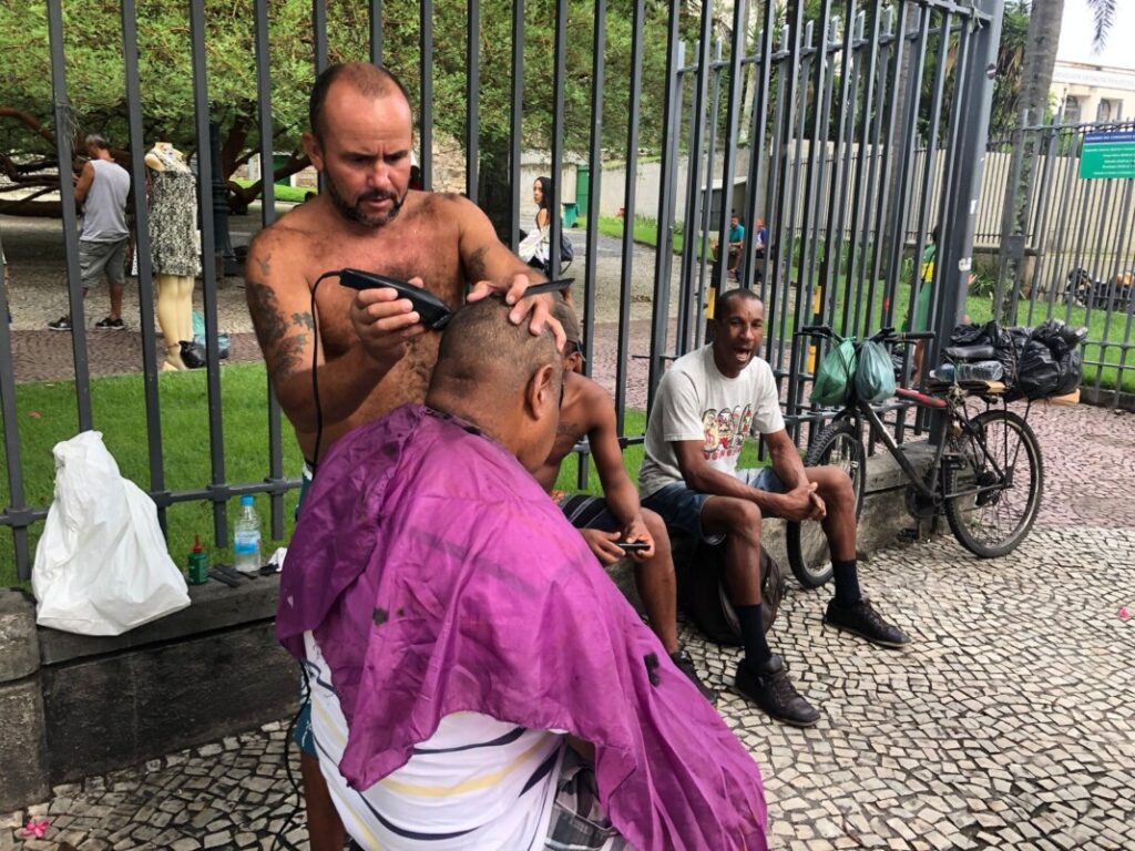 No ônibus adaptado, o banho solidário às pessoas em situação de rua - Jornal O São Paulo