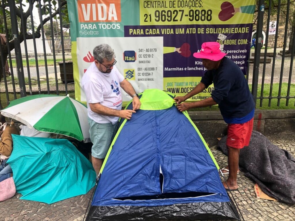 No ônibus adaptado, o banho solidário às pessoas em situação de rua - Jornal O São Paulo
