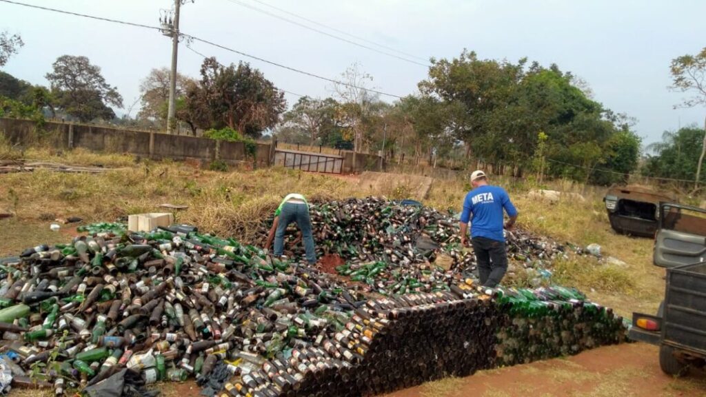 Itens descartáveis são usados para a produção de lajotas e camisetas - Jornal O São Paulo