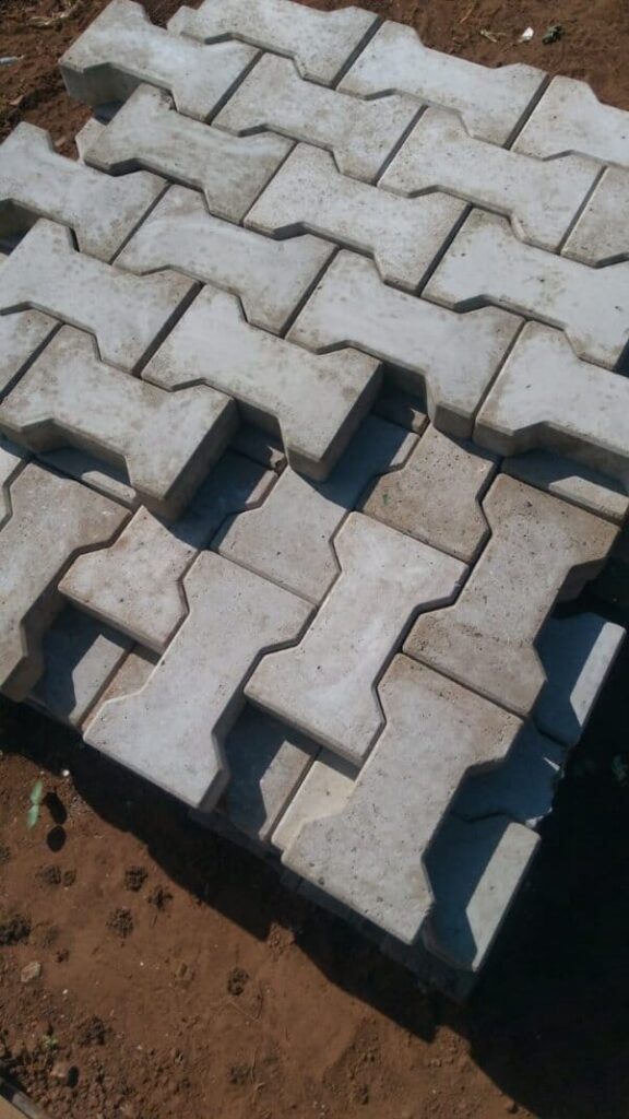 Itens descartáveis são usados para a produção de lajotas e camisetas - Jornal O São Paulo