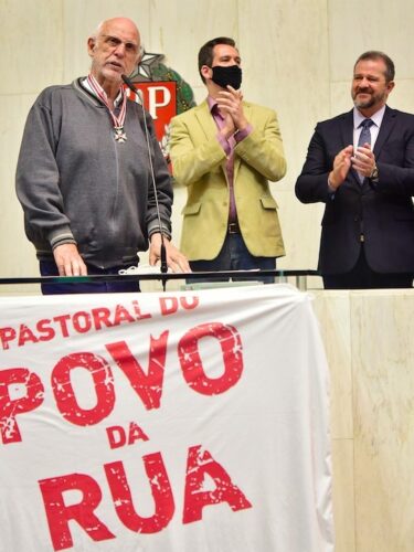 Padre Júlio Lancellotti é condecorado na Assembleia Legislativa de São Paulo