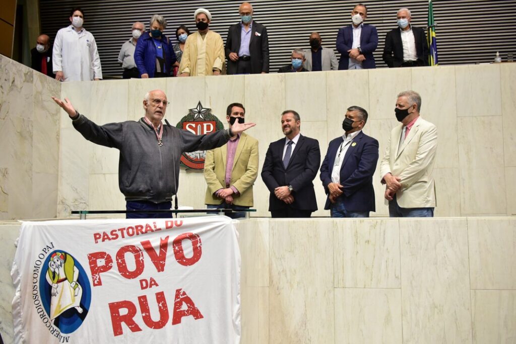 Padre Júlio Lancellotti é condecorado na Assembleia Legislativa de São Paulo