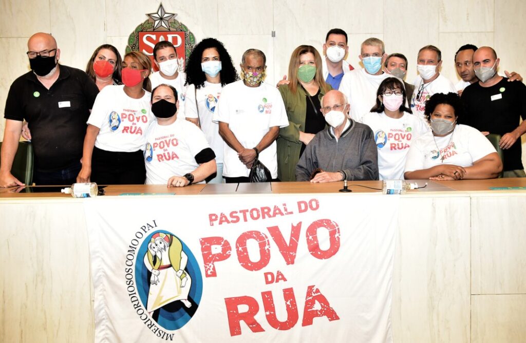 Padre Júlio Lancellotti é condecorado na Assembleia Legislativa de São Paulo