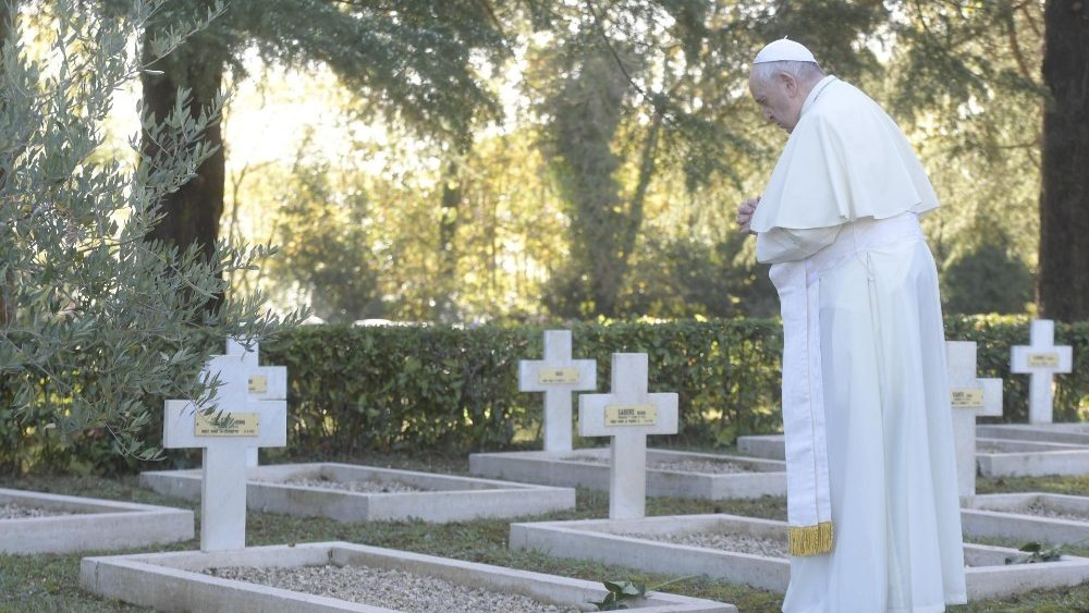 Papa: os túmulos das vítimas de guerra clamam por paz - Jornal O São Paulo
