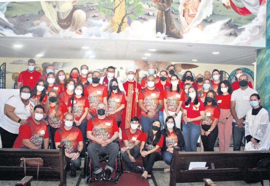 Dom José Benedito confere o sacramento da Crisma a 34 jovens e adultos - Jornal O São Paulo