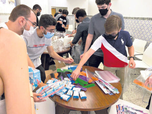 acoes da Paroquia Santa  Jovens do Cor Unum montando os kits de higiene