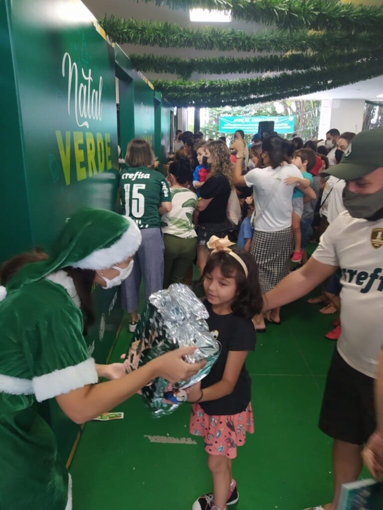 Palmeiras promove ‘Natal Verde’ para crianças e adolescentes da Pastoral do Menor - Jornal O São Paulo