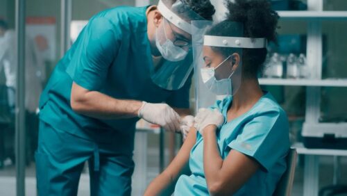 OPAS pede que governos protejam trabalhadores da saúde diante do aumento de casos de COVID-19 - Jornal O São Paulo