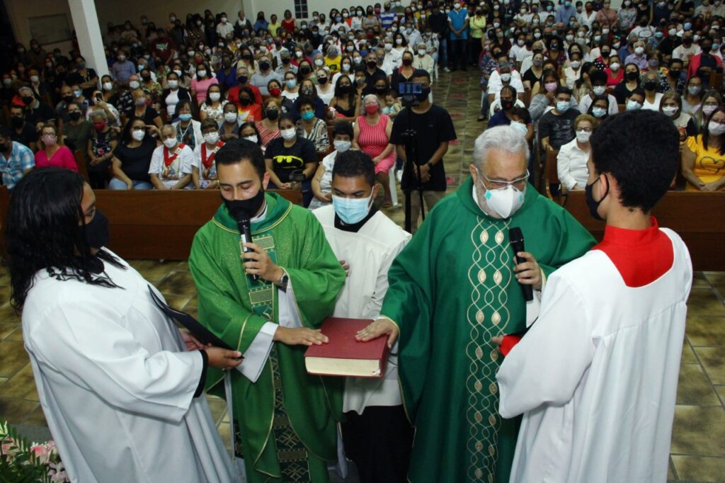 Dom Carlos Silva dá posse ao novo Pároco da Paróquia Nossa Senhora das Dores - Jornal O São Paulo