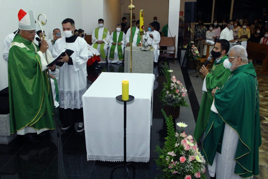 Dom Carlos Silva dá posse ao novo Pároco da Paróquia Nossa Senhora das Dores - Jornal O São Paulo