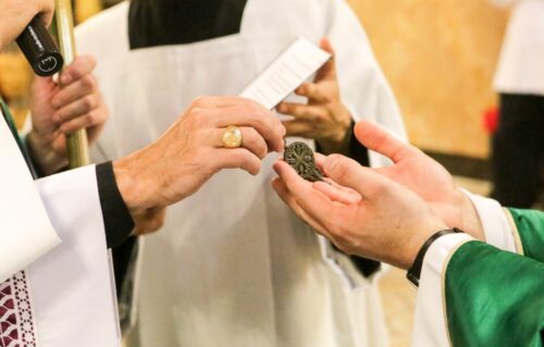 Dom Carlos Lema dá posse ao Pároco da Paróquia Sagrado Coração de Jesus - Jornal O São Paulo