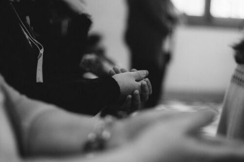 Deixar as crianças em casa para ir à reunião na igreja é correto? - Jornal O São Paulo