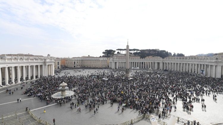 Praça São Pedro em silêncio na oração pela Ucrânia: todos esforços pela paz - Jornal O São Paulo
