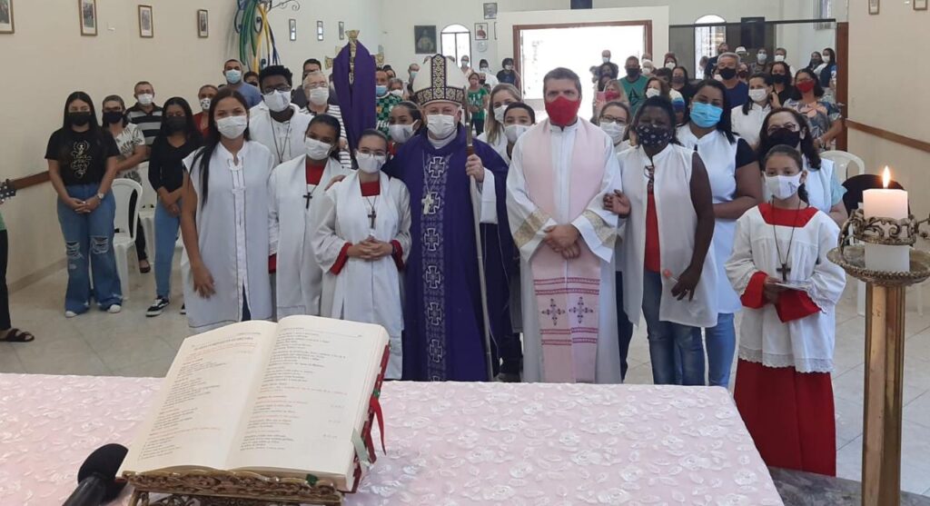 Dom Jorge Pierozan preside missa em comunidade na Vila Rosa - Jornal O São Paulo