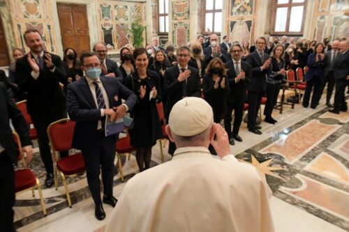 Papa: aqueles que promovem a guerra não aprenderam com as tragédias do século XX - Jornal O São Paulo