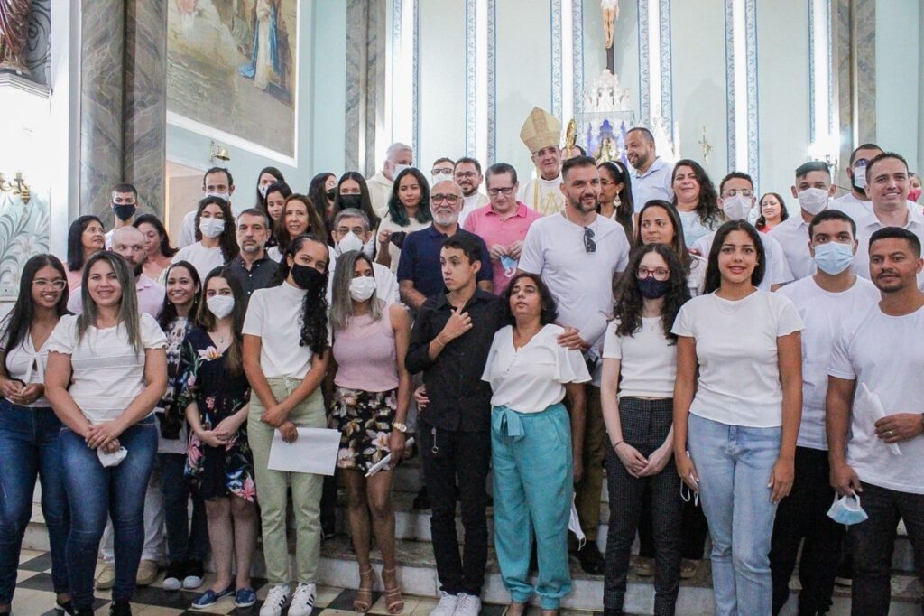 Jovens de duas paróquias são crismados por Dom Carlos Lema Garcia - Jornal O São Paulo