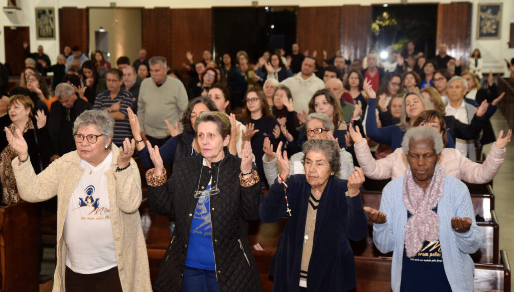 Mães, pela força da oração, intercessoras de seus filhos - Jornal O São Paulo