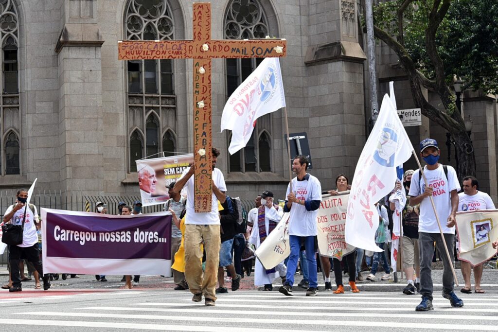 Via-Sacra do Povo da Rua: ‘Com Jesus, carregamos nossa cruz’ - Jornal O São Paulo