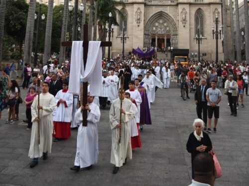 Católicos em São Paulo se alegram por celebrar a Semana Santa presencialmente