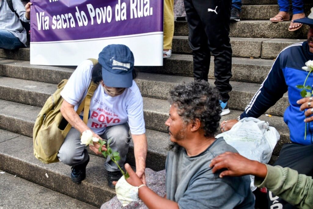 Via-Sacra do Povo da Rua: ‘Com Jesus, carregamos nossa cruz’ - Jornal O São Paulo