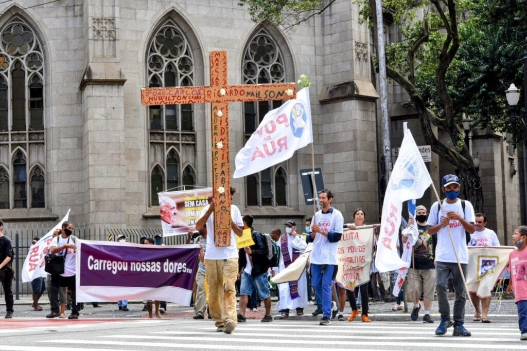 Via-Sacra do Povo da Rua: ‘Com Jesus, carregamos nossa cruz’ - Jornal O São Paulo