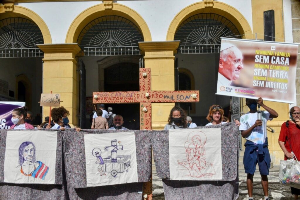 Via-Sacra do Povo da Rua: ‘Com Jesus, carregamos nossa cruz’ - Jornal O São Paulo