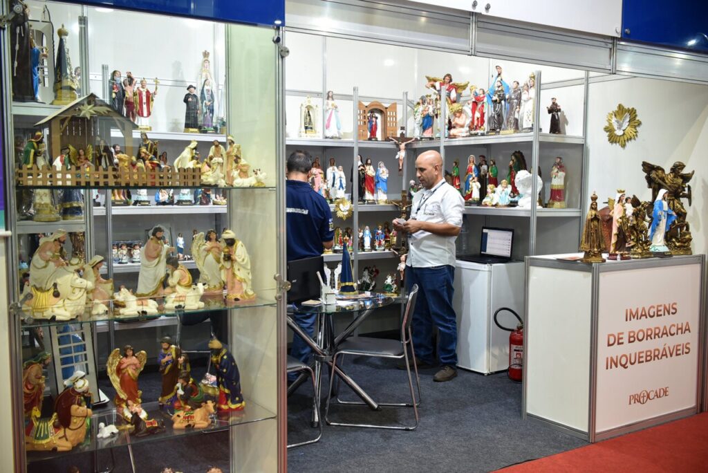 A borracha que iria para o lixo vira arte sacra - Jornal O São Paulo