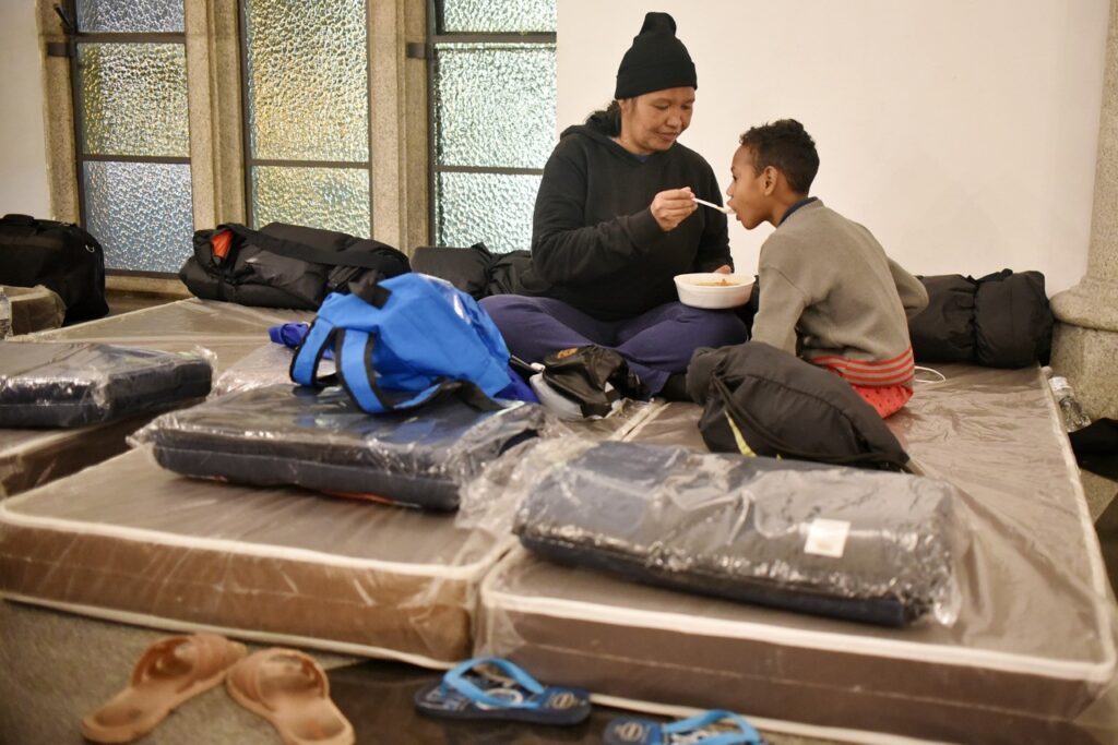 Nos dias mais frios do ano, a solidariedade aquece e devolve a esperança - Jornal O São Paulo