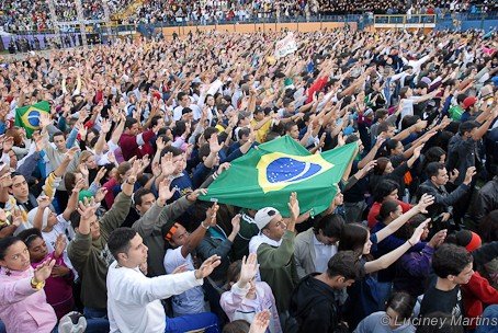 Em viagem apostólica, Bento XVI se encontrou com jovens no estádio do Pacaembú - Jornal O São Paulo