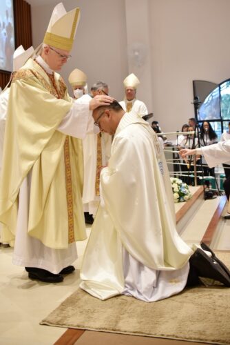 Monsenhor Rogério Augusto é ordenado Bispo pelo Cardeal Scherer - Jornal O São Paulo