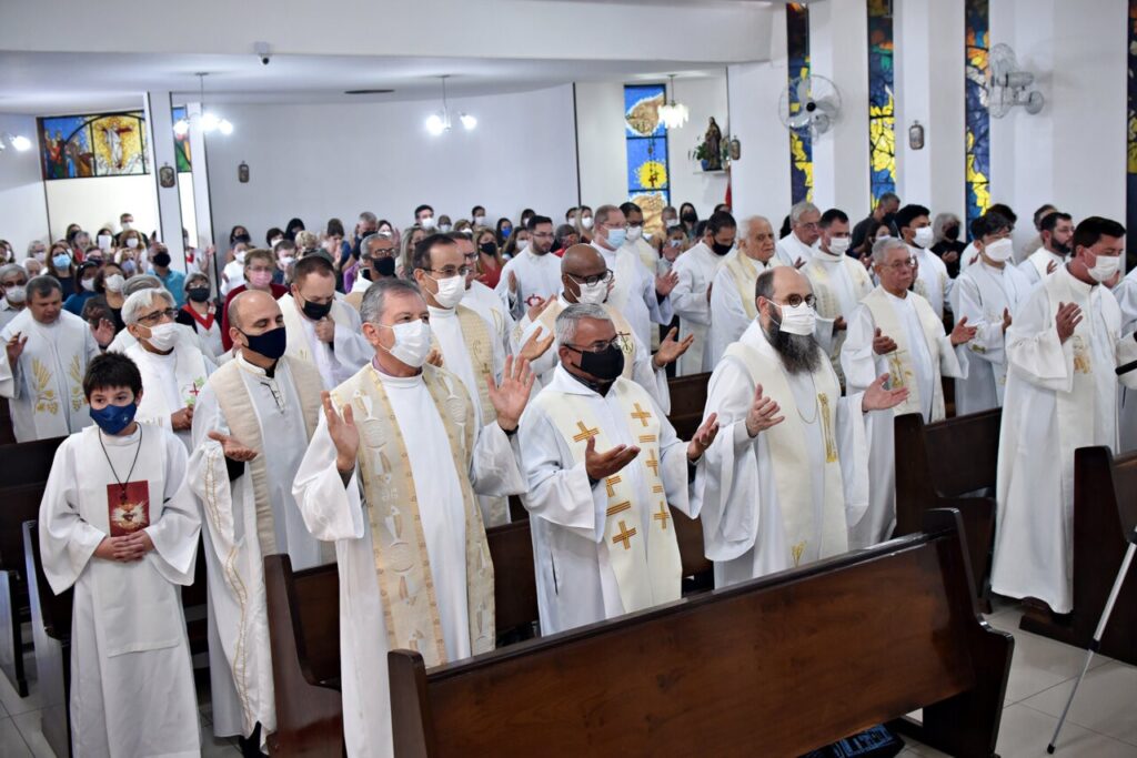 ‘Sagrado Coração de Jesus, fazei o nosso coração semelhante ao vosso’, pedem os padres e todo o povo - Jornal O São Paulo