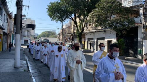 Pela santificação do clero, sacerdotes e diáconos caminham pelas ruas do Belém - Jornal O São Paulo