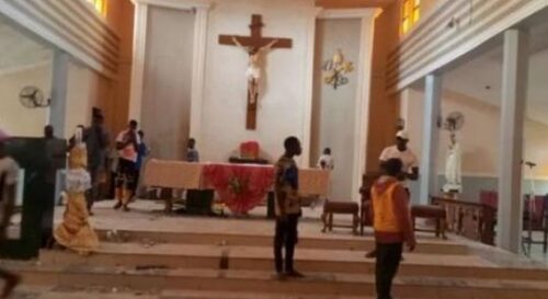 Massacre em templo católico na Nigéria vitima ao menos 50 pessoas - Jornal O São Paulo