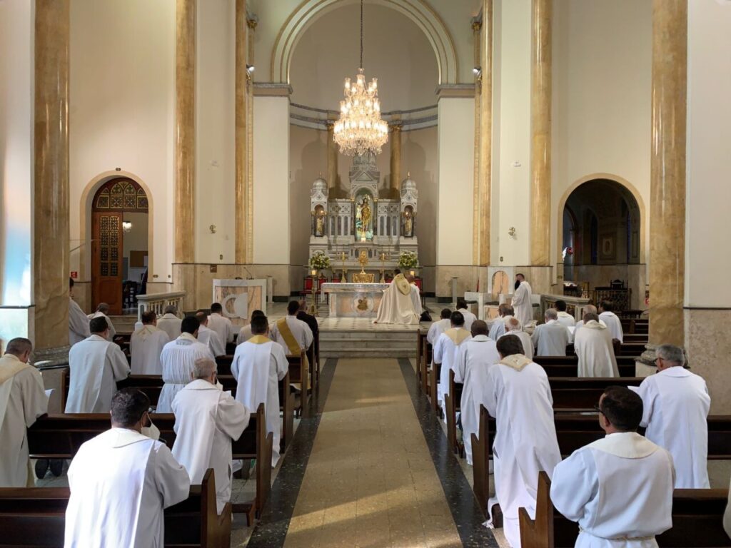 Pela santificação do clero, sacerdotes e diáconos caminham pelas ruas do Belém - Jornal O São Paulo