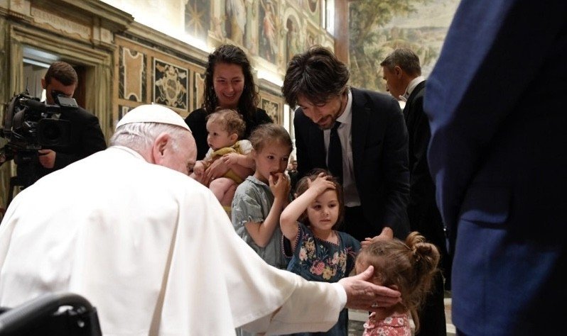 O Papa às famílias: criar redes para combater as chagas da pornografia e da barriga de aluguel - Jornal O São Paulo