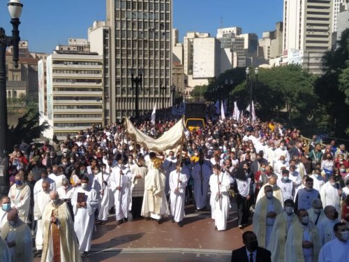 Na procissão de Corpus Christi, a Igreja em São Paulo roga a Deus pelo sínodo e pela dignidade humana